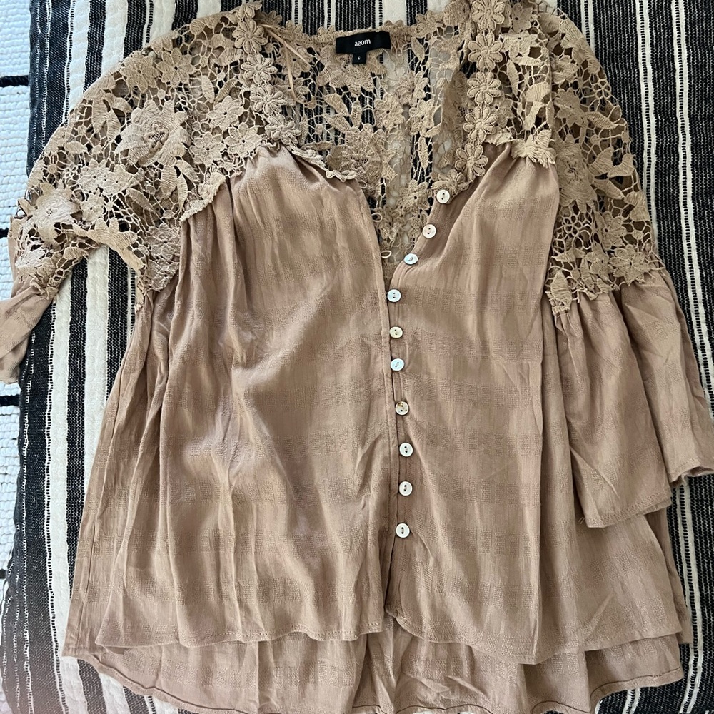 Cute beige top, perfect for all year!